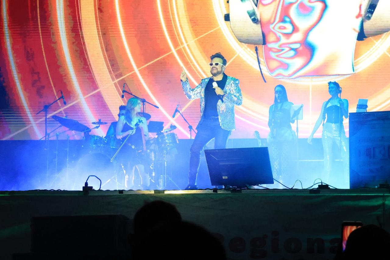 ALEX SYNTEK HACE VIBRAR EL ESCENARIO CON SUS GRANDES EXITOS EN LA FERIA REGIONAL DE TECÁMAC 2026; GRAN CIERRE ESTARÁ A CARGO DE HORÓSCOPOS DE DURANGO