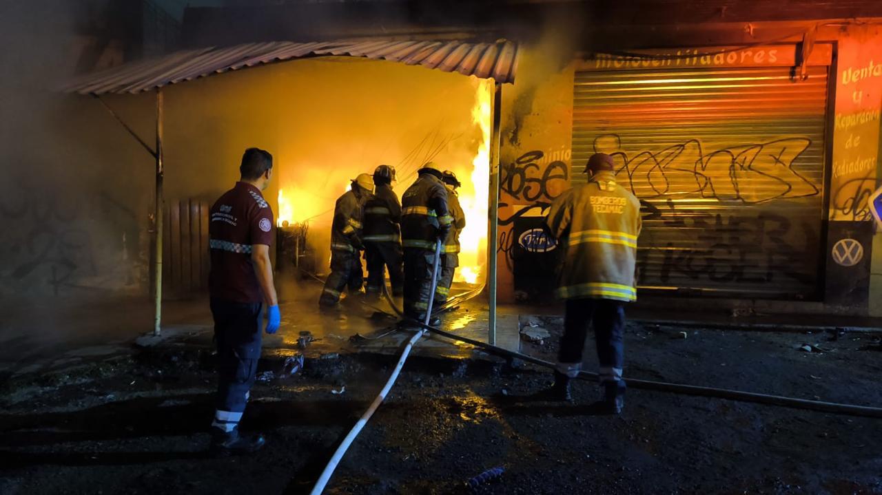 ELEMENTOS DE PROTECCIÓN CIVIL DE TECÁMAC ATIENDEN Y CONTROLAN INCENDIO EN LOCAL COMERCIAL DE LA COLONIA ESMERALDA