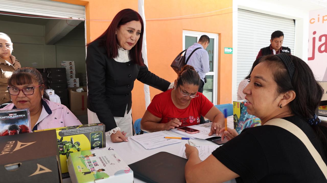 ALCALDESA ROSI WONG IMPULSA LA EDUCACIÓN Y LA ECONOMÍA DE LAS FAMILIAS DE TECÁMAC CON LA ENTREGA DE TENIS DEL PROGRAMA “PASOS MUNDIALISTAS”